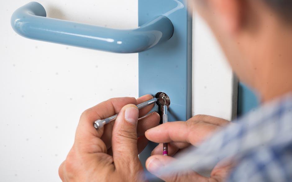 changer de serrure porte d'entrée Sèvres